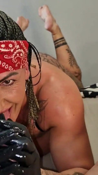 Danaxmuscles busta e gola profonda un grosso cazzo bianco bastardo
