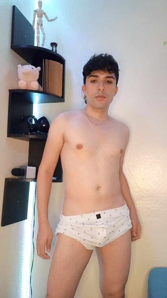 Diego_latinboy: Big Bulge Short Pant