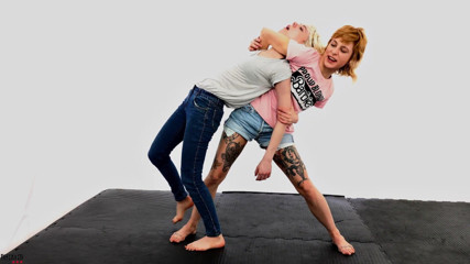Defeated Sex Fight: Ліліт і Стелла - гаряча татуйована дівчина проти сексуальної блондинки на уроці боротьби