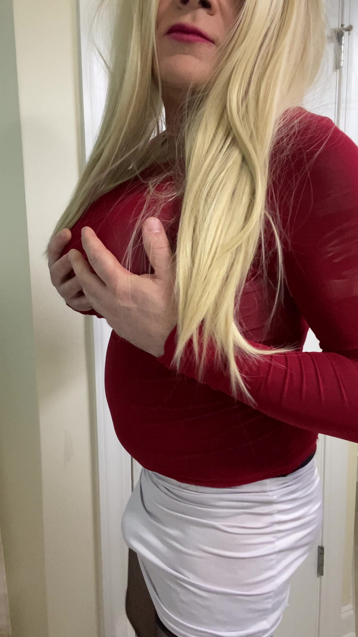 MadisonCD2025: MILF Crossdresser w czarnych udach wysokie pończochy i szpilki Rozmowy