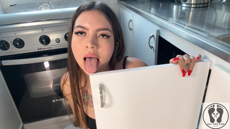 All You Can Fetish: Calibaby sola en casa la limpieza se convierte en una...