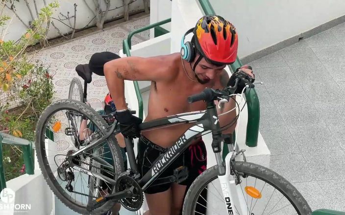 Leo Bulgari exclusive videos!!!: बाइक की सवारी करने के बाद, हम बड़े लंड की सवारी करते हैं! Leo Bulgari द्वारा, Xisco Freeman और Bleshporn