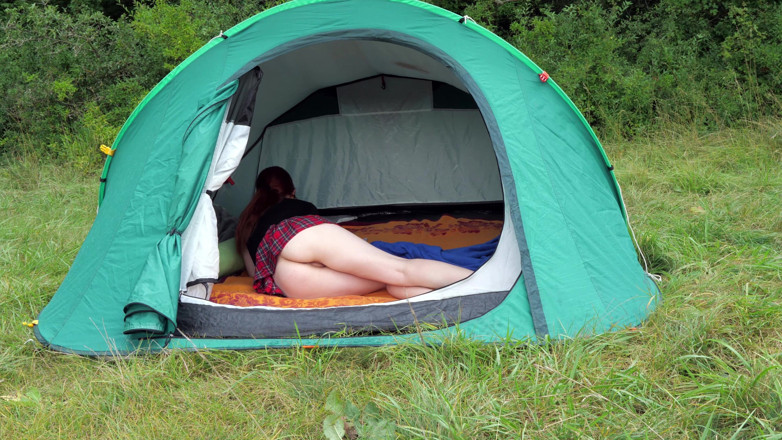 Peaches and Bananas: Česká nudistická zrzka ve stanu
