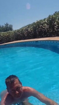 Menjilat dan meraba di tepi kolam renang