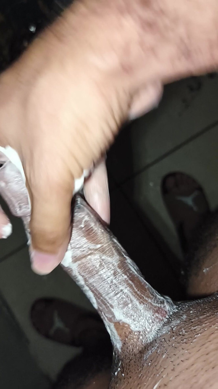 Cute boy jerks off: Štíhlý muž se tápá v koupelně při poslechu Zápas Španělsko vs...