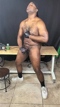 Penstreamer gay berotot berminyak melancap zakar gergasi selepas bersenam
