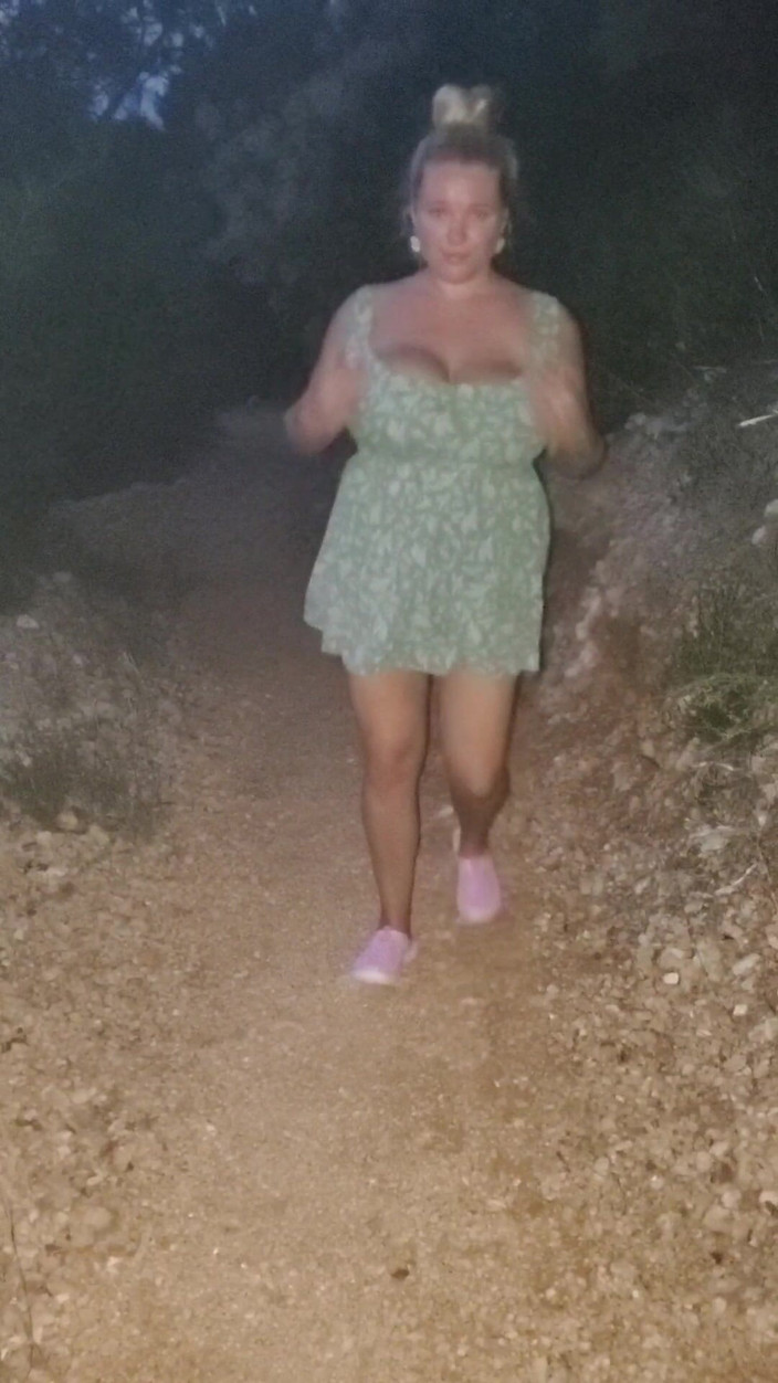 Annabelle Rogers: Dipping kurus di Laut Aegean di Greece at Night!