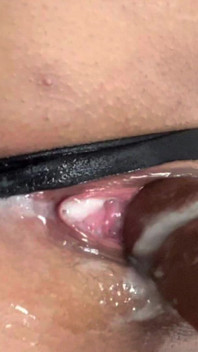 Aku muncrat dua kali di kontol hitam besarmu