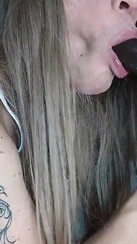 Mariquita y obediente y chupa con placer