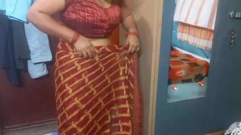 Manjushukla: Very Beautiful Indian Bhabhi in Red Saree