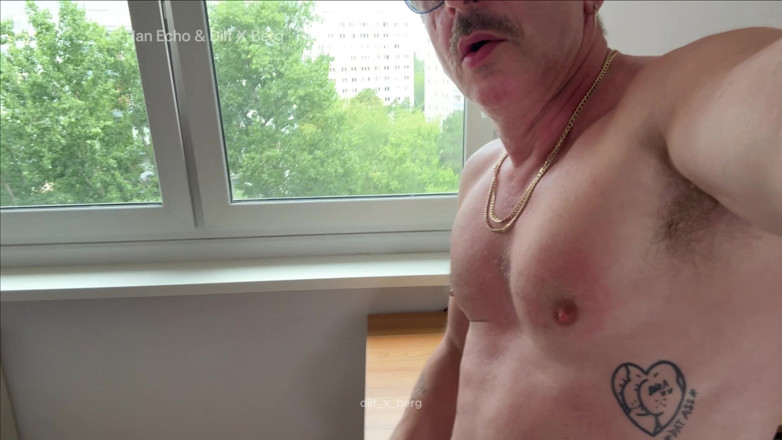 Dilf_X_Berg_XL: スラヴの毛深い尻をファック - ディープスロートと裸の背中叩き