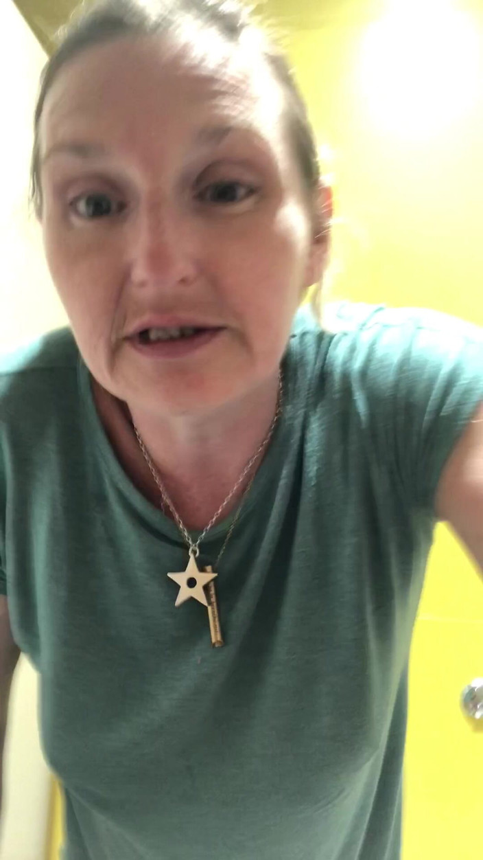 Pissing Paradise: Дуже Швидко Пописяю По Дорозі Додому З Аеропорту Після Більш Ніж 24 Годин Подорожі