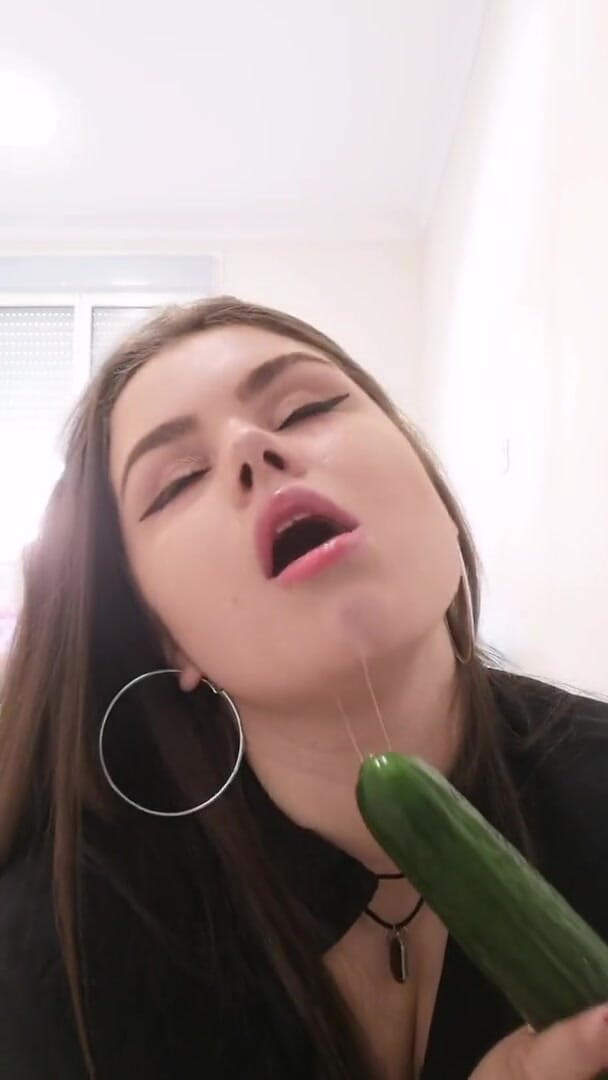Your fantasy studio: Ahegao con un cetriolo