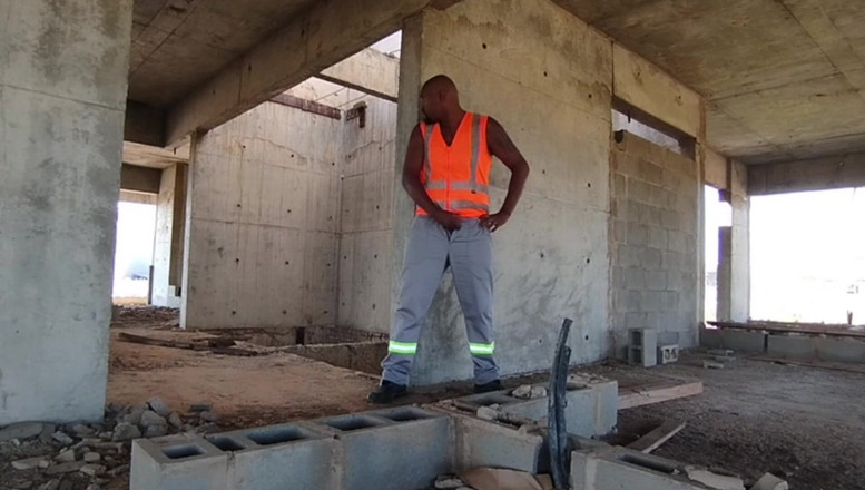 TheBlacKHunterr: Dopo il lavoro mi sono fermato in cantiere per sborrare