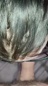 Svůdná lekce sexu v křesle s výstřikem na obličeji a stříkáním
