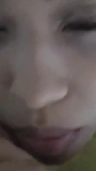 Moje sexy 18letá nevlastní sestra z New Yorku se dostane do mé postele, když sleduje televizi