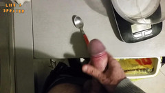 Like a sprayer: Ręczna robota: szarpanie się przez małą łyżeczkę