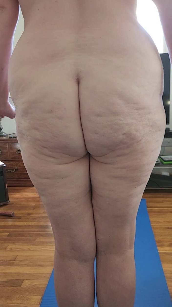 Momma Vee: Ateşli orta yaşlı seksi kadın sabah çıplak yoga yapıyor!