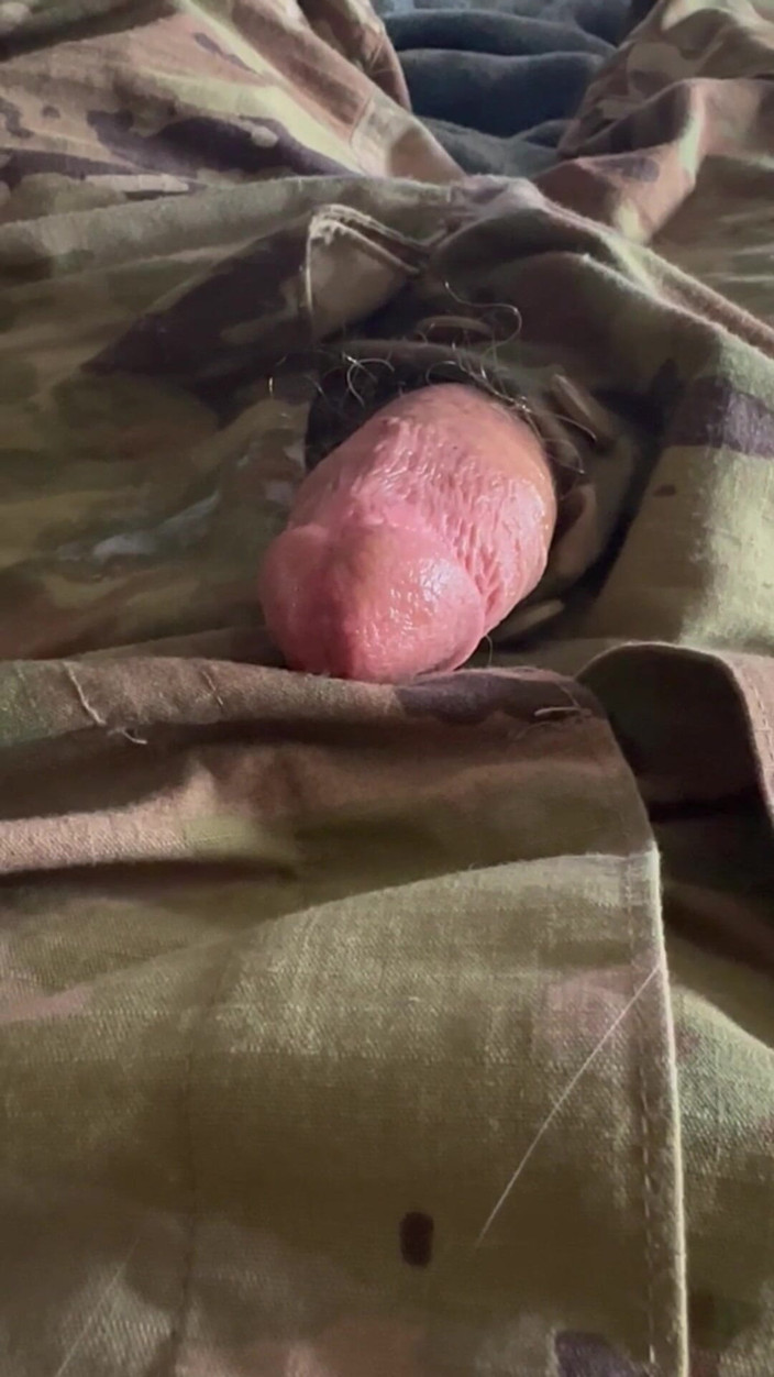 Gay Soldier Stuff: Солдат стріляє гарячою спермою в деякі трусики рейнджера і дрочить у формі!