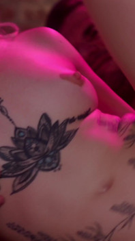 Lola Fae hài lòng với dịch vụ creamy của trai trẻ