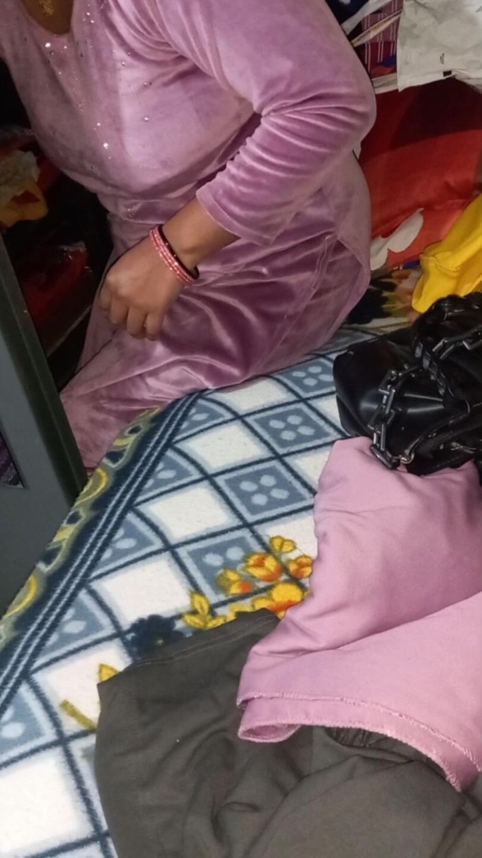 Manjushukla: 그녀의 드레스를 갈아입는 판자비 바비.