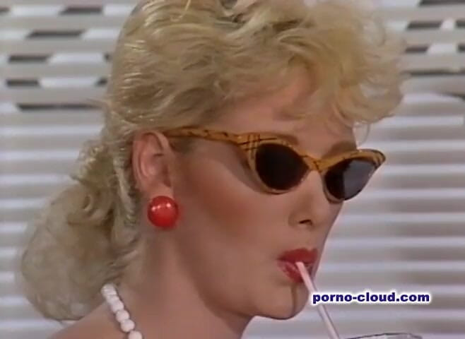 Porno Cloud: Gesloten winkel - open poesjes