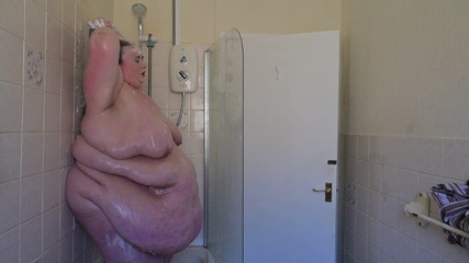 SSBBWLadyBrads: Bohyně ve sprše