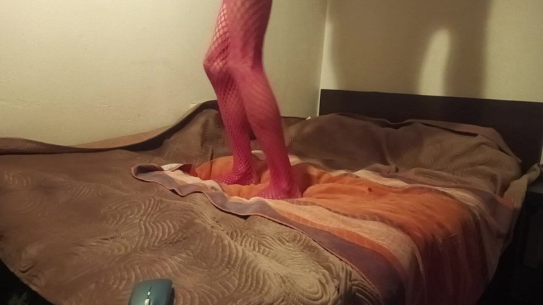 Strast: La ragazza sissy in calze a rete rosa