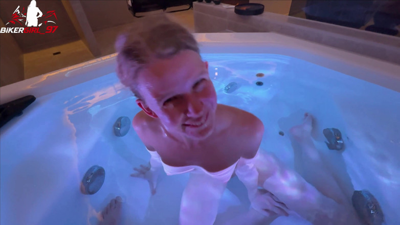 Bikergirl_97: Riskanter Geiler Blowjob Im Spa! Facial Voll in Meine Fresse