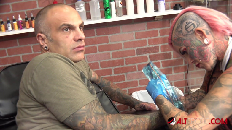 Alt Erotic: Tetona Evilyn Ink tatua Sascha y luego se la follan