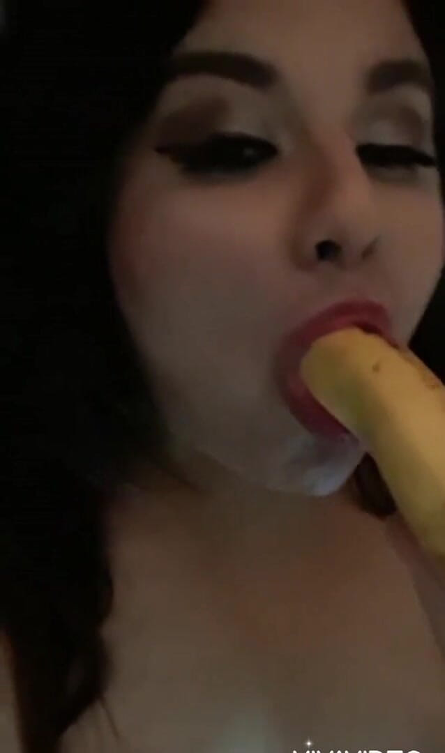Miss Madii: Blowjob pisang Miss Madii tanpa audio