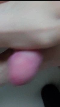Nylonjunge brincando com os pés de nylon da vovó