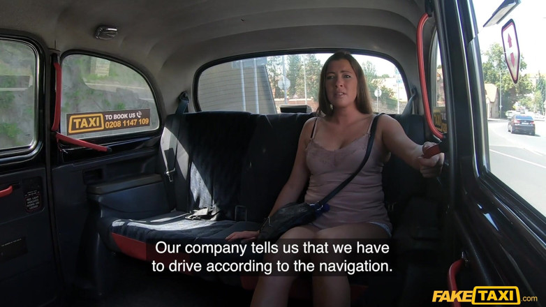 Fake Taxi: Falsk taxi - Elisa Tiger onanerar tills Cabbie måste dra över och...