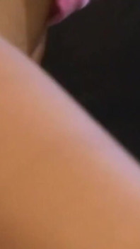 Asiática milf disfruta de una doble penetración con una gran polla