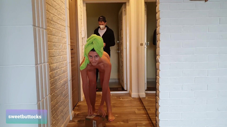 Sweet Buttocks: Pertemuan ibu-ibu hot sama kurirnya sambil bugil