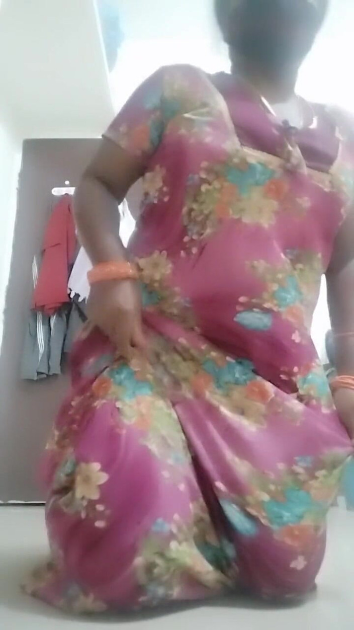 Desi World: Gaaji 泰米尔家庭主妇将胡萝卜插入阴户