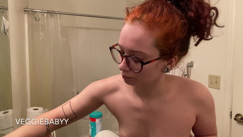 Veggiebabyy: Nudo pulizia e pipì del bagno