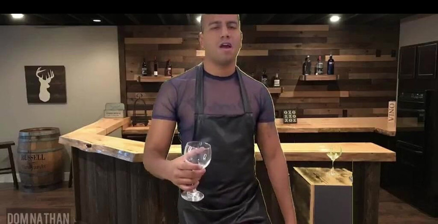 Smoker Master: Selamat datang di bar, ini sudah larut dan kita tutup...