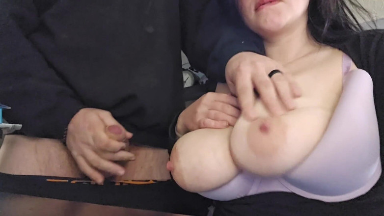 LEXI AND DAN: 私の大きな自然なおっぱいがどれほど柔らかいか見てください