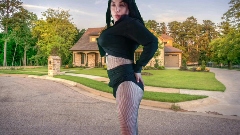 Kitty_Cross: 555 Femboy, outdoor, hübsche gotische reisender vor sweet home