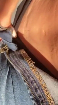 Tření My Klitoris Under Jeans Krátké kalhoty ... Během sledování televize doma