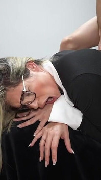 Macocha MILF przeleciała się w tyłek