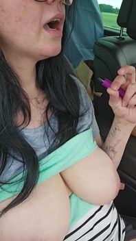 Vaping podczas nagiej jazdy samochodem