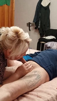 Kayınvalidem elle muamelemi böldü, bana derin bir sakso çekti ve dölümü yuttu