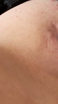 Orta yaşlı seksi kadın tek başına mermi