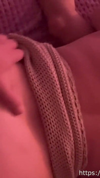 Hotwife älskar en bra spitroast i en trekant med 2 killar!