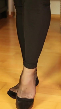 Black high heels & rht nylons - baumeln & footplay unter dem schreibtisch