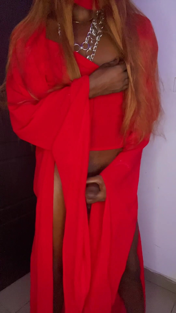 Cilia Hung: Black Cross Dresser Swings Her Big Cock