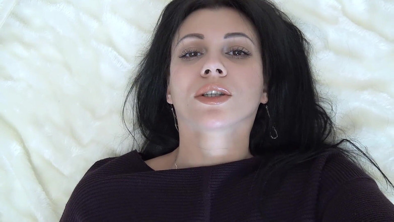 KristinaSlut: Ich masturbiere auf meinem großen bett