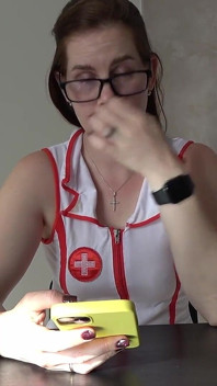Dr. Anna'nın muayenesi küçük bir yarağı Fransızca aşağılıyor
